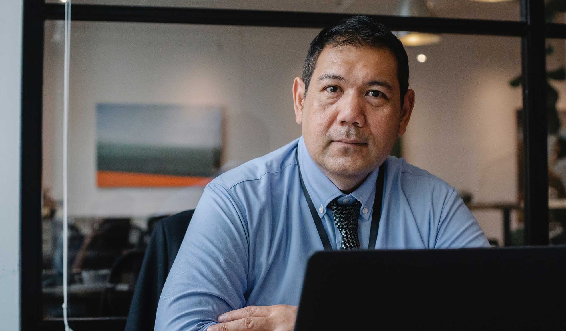 Man sitting behind Laptop